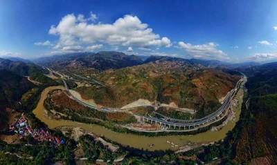 元蔓高速(红河段)全线通车，30多台乐天堂官网桥检车保驾护航！